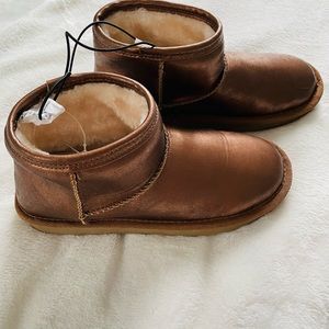 Hermosas y confortables botas de inviernos size 6, new with tag.